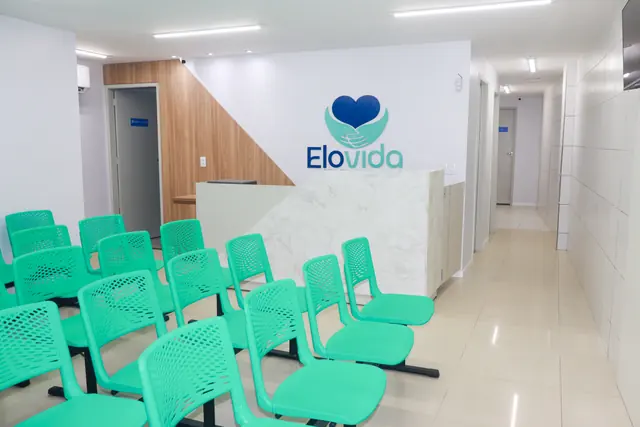 Sala de espera da Elovida com cadeiras e corredor de consultórios