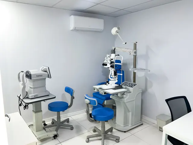Sala de exames oftalmológicos com equipamentos
